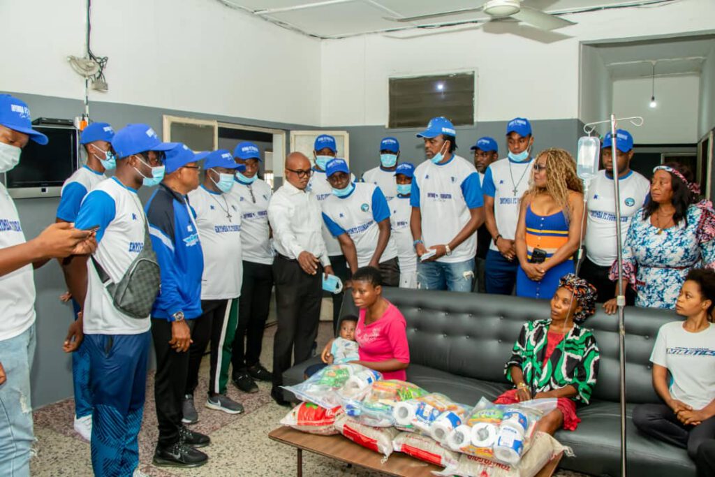 Christmas Love: Kanu Leads Enyimba FC On Community Service To Hospitalized Patients