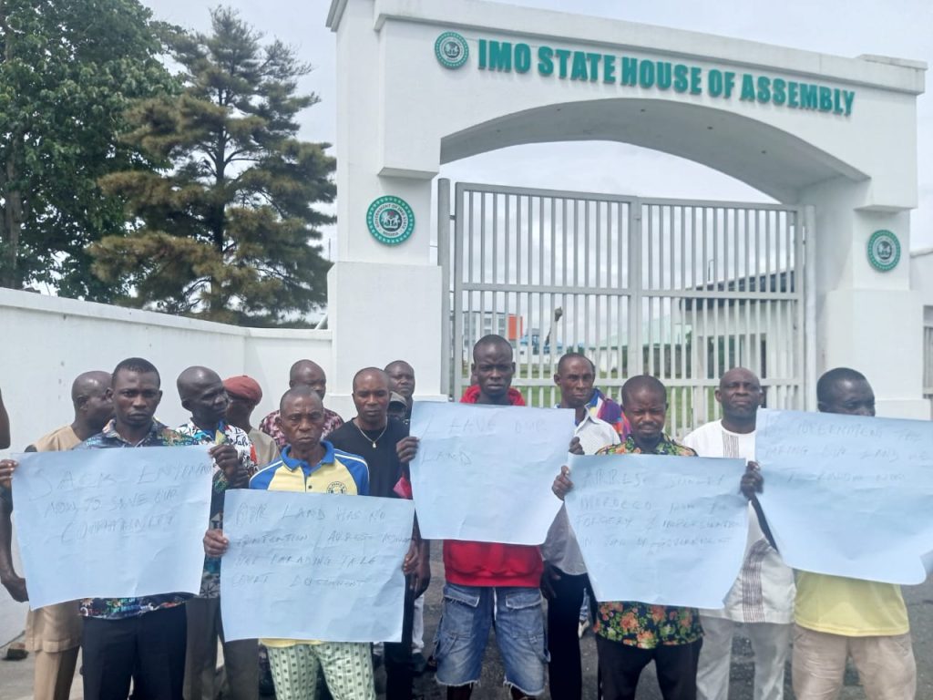 WORLD Bank Market Traders Storm Owerri Municipal Council Headquarters, Protest Against 30 days quite Notice Given to them to vacate their Shops